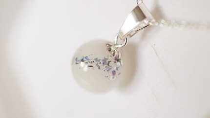 Schmuck, in dem Muttermilch verarbeitet ist: Für viele Mütter eine tolle Erinnerung an eine intensive, emotionale Zeit.