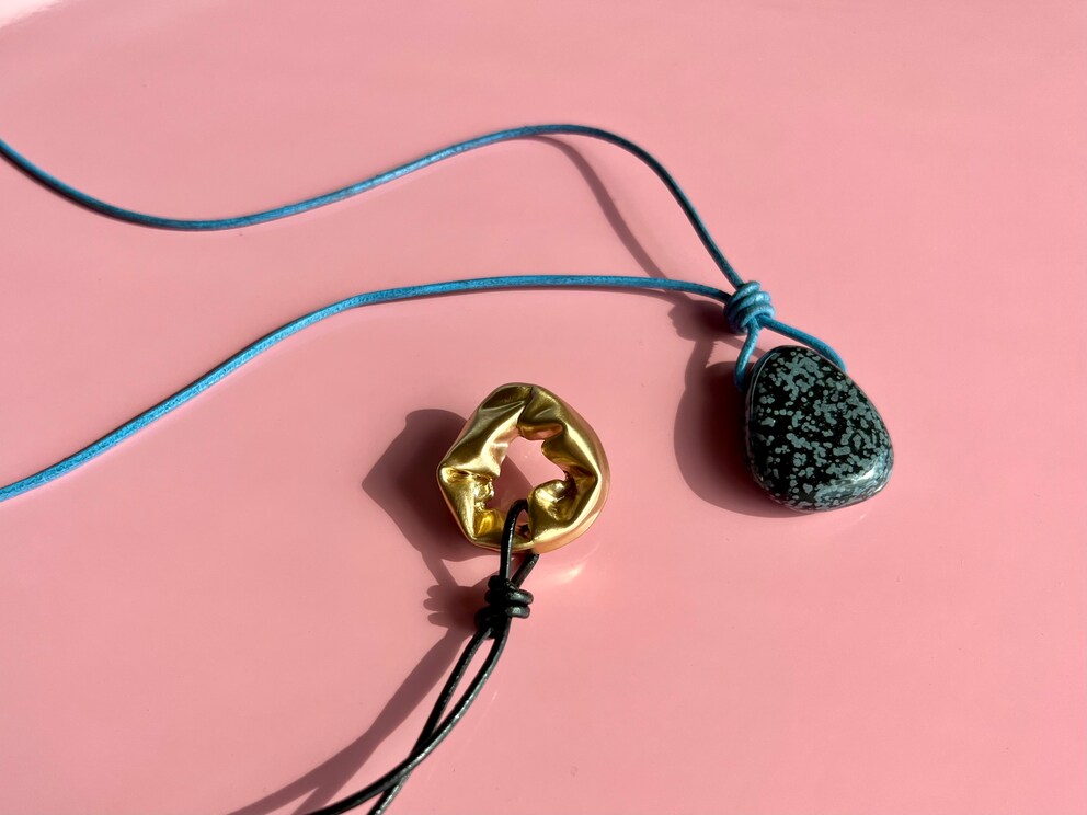 Demi-nœud triple : les pendentifs tombent parfaitement.