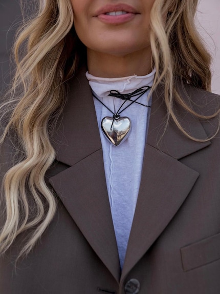Influencerin Elle Ferguson trägt die Schnur doppelt gewickelt und zu einer Schleife gebunden.
