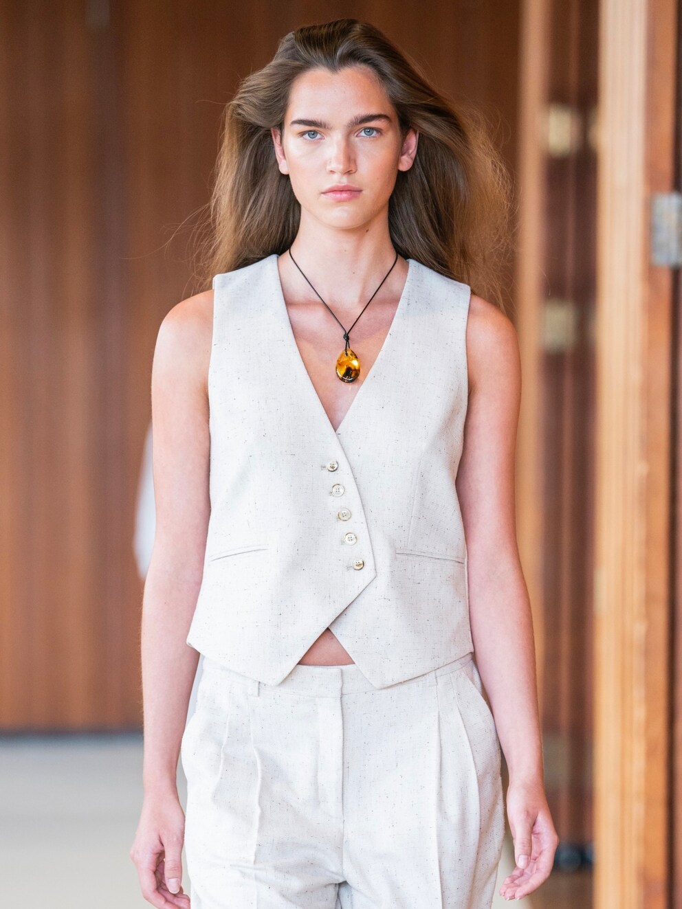 Qui aurait cru qu’un collier en cuir pouvait être aussi élégant que celui présenté ici par la marque scandinave The Garment ?