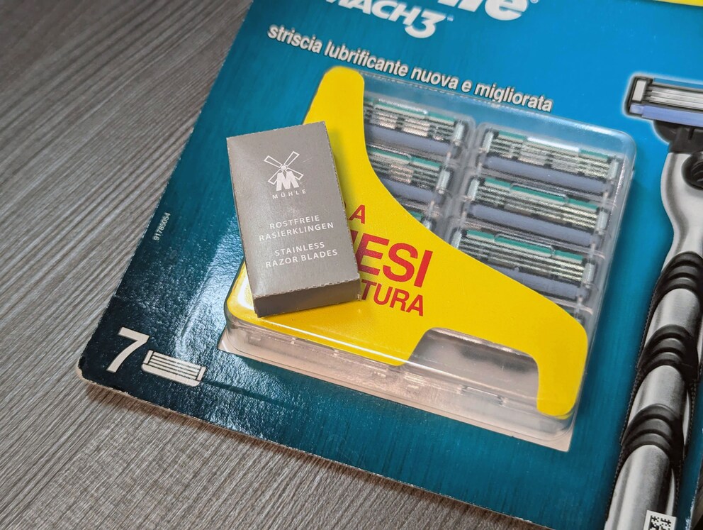 Le moderne n’est pas meilleur : le mini-emballage pour le rasoir de sûreté comparé au concurrent en plastique.