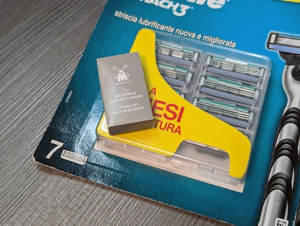 Le moderne n’est pas meilleur : le mini-emballage pour le rasoir de sûreté comparé au concurrent en plastique.