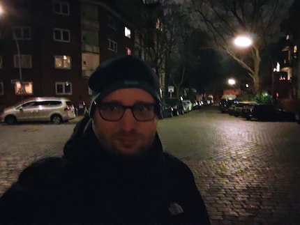Selfie in the dark in auto mode. (With night mode, the result is slightly better.)