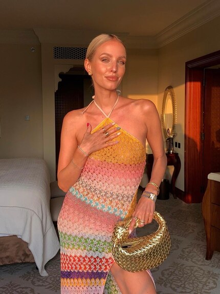 L'influenceuse Leonie Hanne avec un sac Jodie doré de Bottega Veneta.