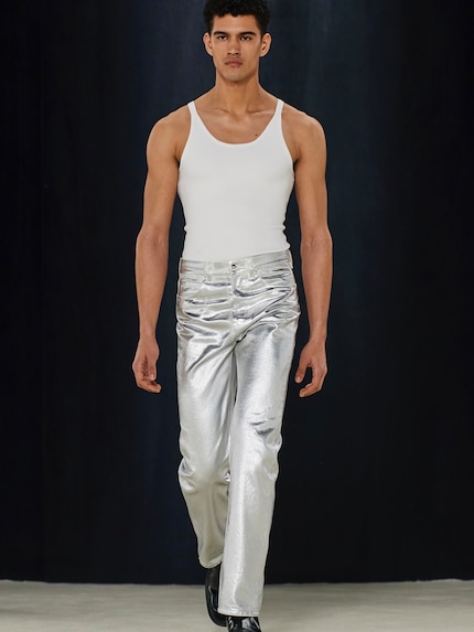 Les looks métalliques sont également nombreux dans la collection hivernale '23 de Ferragamo.