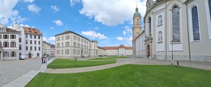 Ma photo panoramique à 180° de la Klosterplatz à Saint-Gall.
