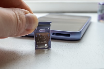 Ce smartphone abordable petit budget possède deux emplacements pour carte SIM.