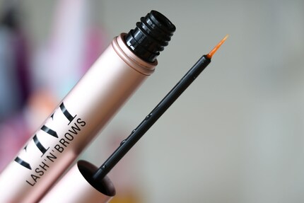 Più fluido del predecessore: il siero per ciglia Lash'n'Brows Reloaded di Vivi Beauty.