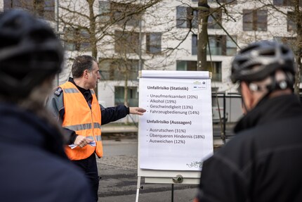 Remo Zemp erklärt, wo den E-Bikerinnen und -Bikern die Gefahren im Strassenverkehr drohen.