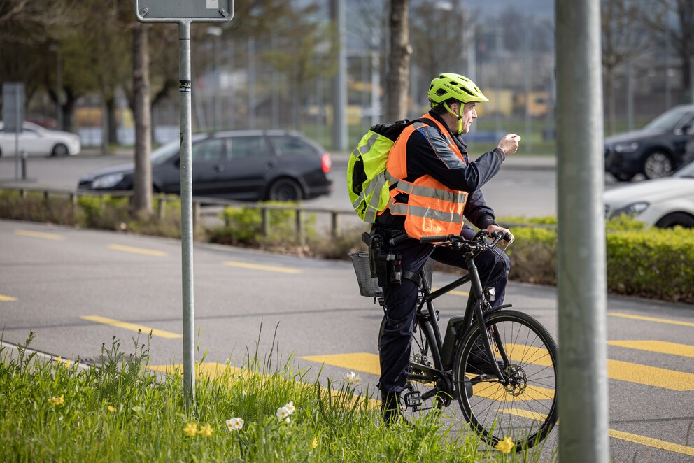 Remo Zemp keeps an eye on the participants during the cycling exercises.