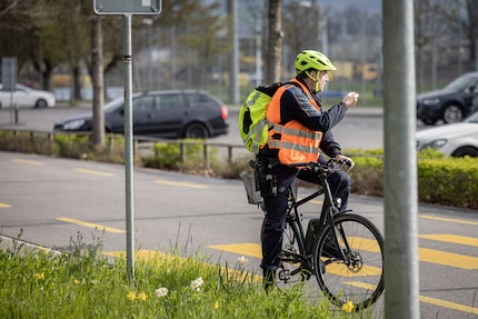 Remo Zemp hat die Teilnehmerinnen und Teilnehmer während der Fahrübungen im Blick