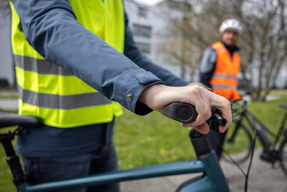 That’s right: your thumb, ring and little finger go around the grip, your index and middle fingers are ready to brake.