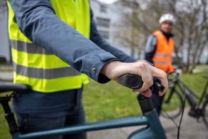 So ist's richtig: Daumen, Ring- und kleiner Finger sind um den Griff, Zeige- und Mittelfinger bremsbereit.