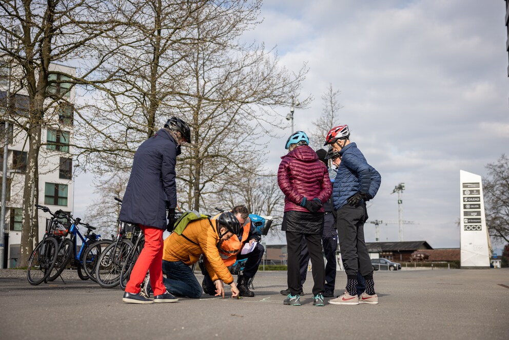Using chalk to discuss theory and a highlighter to represent the bicycle. Course participants go over how to do a correct left turn.