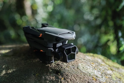 Il nuovo Mavic 3 Pro: la fotocamera principale in basso, le due fotocamere con teleobiettivo in alto.