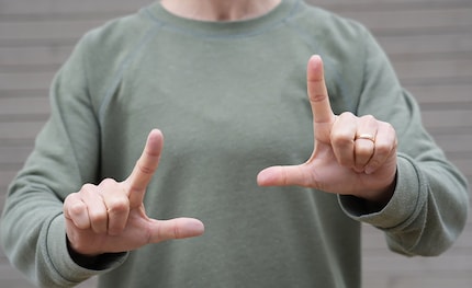 Der L-Trick: Links ist da, wo die Finger ein «L» zeigen.