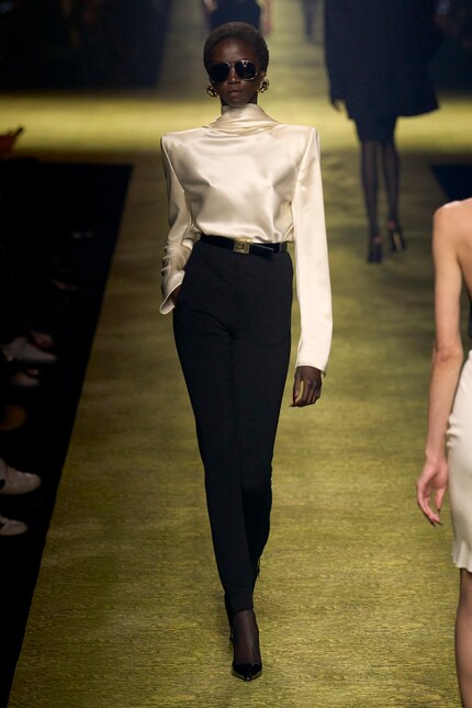 Cintura, occhiali da sole, orecchini vistosi, décolleté e una camicetta squadrata: ecco come indossare i leggings da Saint Laurent.