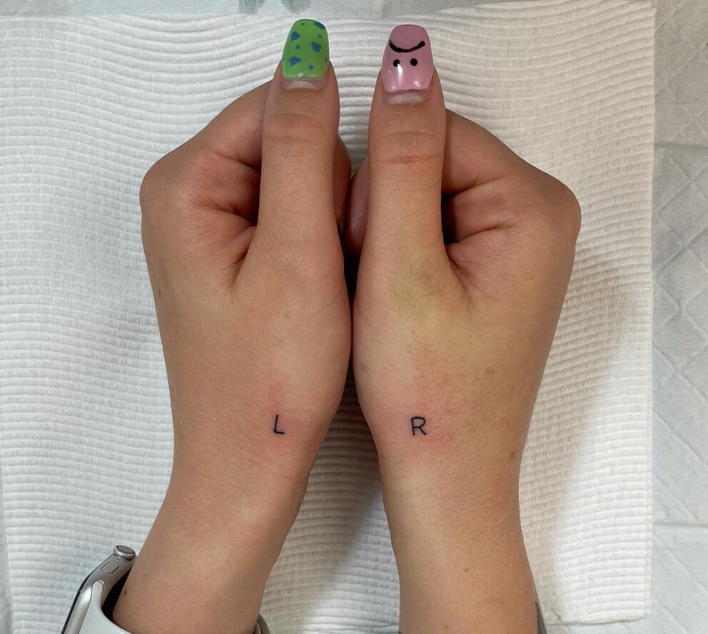 Für alle Fälle und für immer und ewig: Die Besitzerin dieses funktionalen Tattoos verwechselt links und rechts bestimmt nie wieder.
