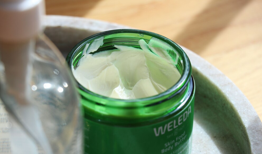 Weledas Skin Food Body Butter ist naturkosmetikzertifiziert und enthält Shea- sowie Kakaobutter aus biologischem Anbau.