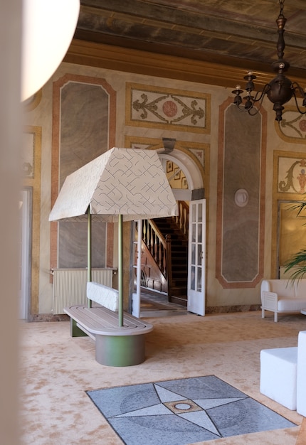 All colours play with the «tennis colours»: White and terracotta.