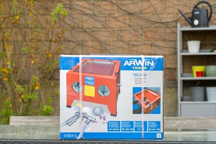 Il est clair que la cabine de sablage Arwin est de l'ingénierie de badge, vu le travail médiocre de Photoshop.