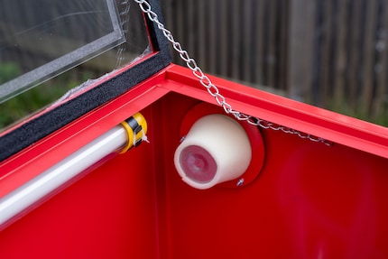 Le filtre ne me protège malheureusement pas de la vilaine odeur qui m'envahit la première fois. En revanche, la poussière reste à l'intérieur de la cabine. La lampe pour une meilleure visibilité est placée à l'arrière.