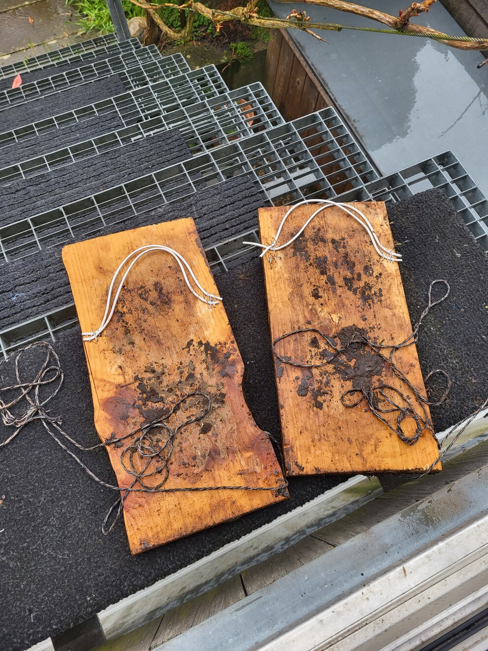 Con queste «pattine» di legno, probabilmente ho camminato sul mio giardino per ore e ore.