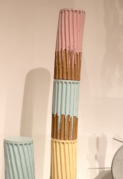 Le colonne in ceramica di Milan Pekař hanno colori tenui come il gelato e forme antiche.