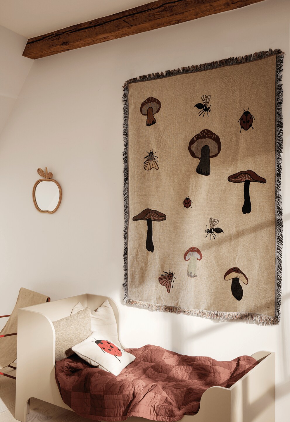 An der Wand statt am Körper heben Decken wie ein Gemälde einen Bereich hervor.