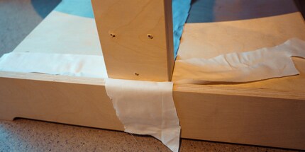 Step 2: place the wheel stand on the fabric.
