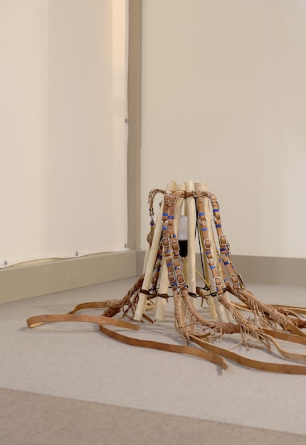 Chaque fouet en cuir est soigneusement positionné afin de créer une structure.