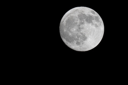 Der Mond lässt sich mit dem 900mm-Objektiv gut ablichten.