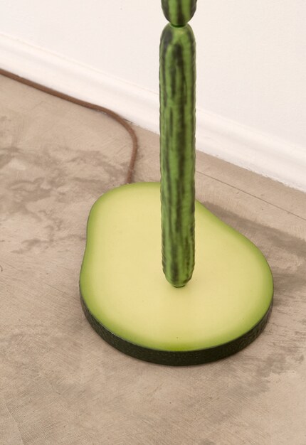 Eine Nahaufnahme der geraden Gurke, dem Fuss der Lampe.