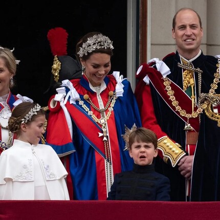 Kate Middleton et sa fille Charlotte sont heureuses avec leurs couronnes.