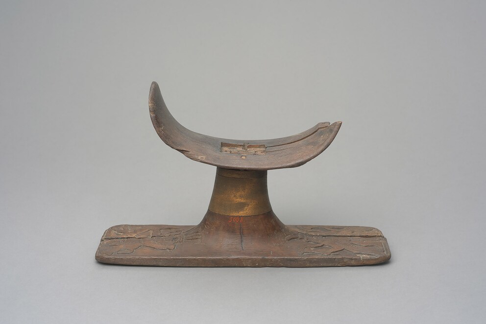 This Egyptian headrest dates back to 1,300-1,200 BC. It’s on display at the Kunsthistorisches Museum Wien (Vienna Museum of Art History).