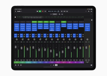 Voici à quoi ressemble l'interface utilisateur de la table de mixage de Logic Pro sur iPad.