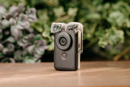Le microphone stéréo intégré peut être protégé du vent avec des peluches