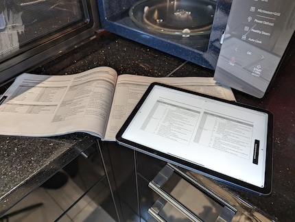 Le istruzioni in carta spessa sono semplicemente fastidiose, devo scaricare il PDF di 176 pagine sul mio iPad.