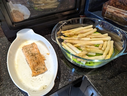 Salmone e asparagi al vapore: incredibilmente veloci da preparare e molto buoni.