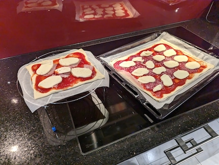 La pizza viene posizionata sulla griglia – purtroppo c'è spazio solo per una porzione.