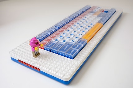 Comme le clavier Pixel est compatible avec les Lego, ma première idée est de réaliser une animation en volume. Mais cela présente trop de travail.