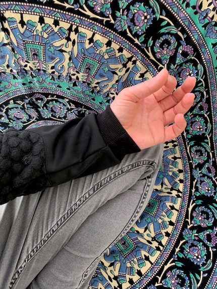 Le posizioni delle mani nella meditazione sono chiamate mudra e hanno lo scopo di aiutare a mantenere la concentrazione e a creare armonia tra tensione e rilassamento. Prima pensavo che fosse un po' sciocco, ma ora posiziono le mani così quasi di riflesso quando mi siedo per meditare.
