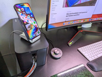 Der Platz auf der Kabelbox ist auch gut nutzbar, etwa für den Drahtlos-Charger.