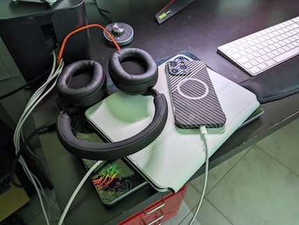 Alltagsrealität auf dem Bürotisch: Ich brauche viele Kabel, um Gadgets zu laden.