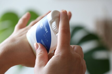 Der «Hyaluronic Acid Airy Sun Stick» von Isntree lässt sich ganz einfach rausdrehen.