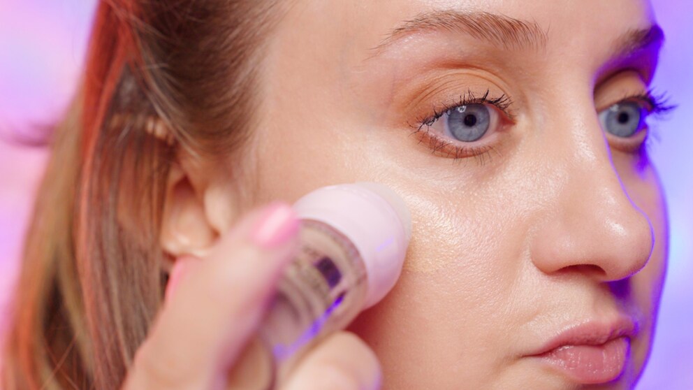 L'Instant Glow Perfector di Maybelline ha un applicatore a spugna.