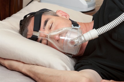 In caso di apnea notturna, una maschera di ventilazione può dare sollievo.
