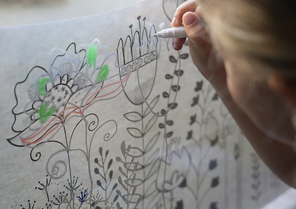 Dritter und letzer Versuch: Jetzt setzt die grosse Tochter den weissen Stift an.