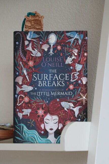 «The Surface Breaks» a été publié pour la première fois en 2018. La magnifique couverture est l'œuvre de l'illustratrice Paola Escobar.