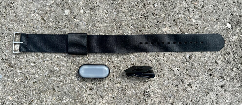 Clip und Armband sind zwar stabil, wirken aber dennoch billig.